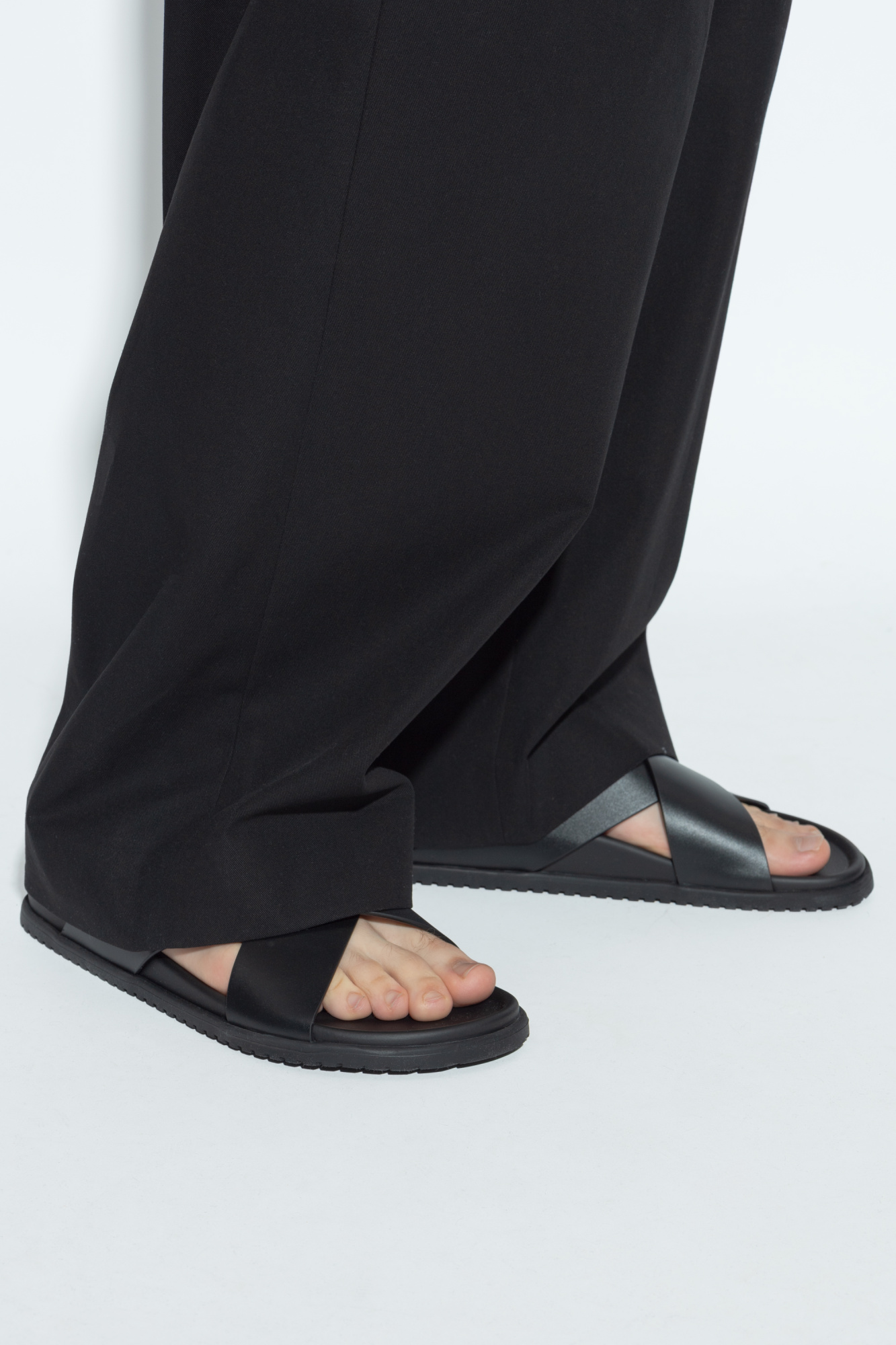 サンダル Dolce & Gabbana FW25 Leather slides (A80525A9Q67 80999) Black Leather slides with logo-shaped appliqué Dolce